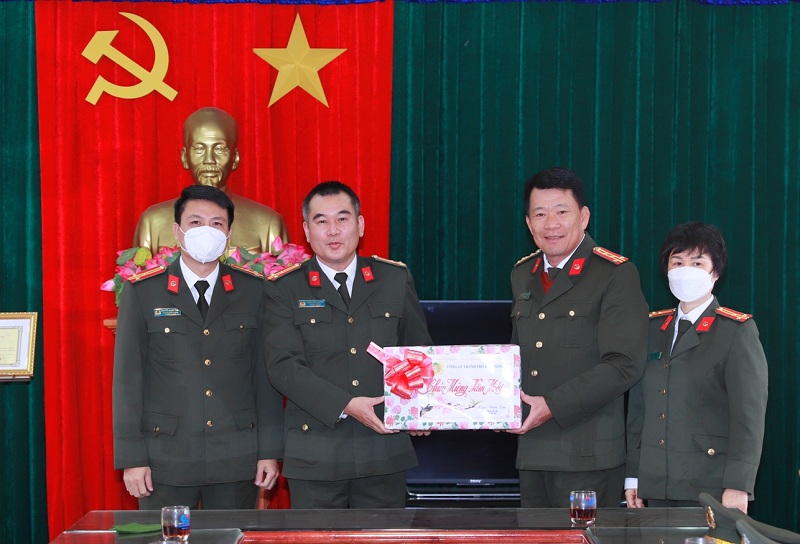 Lãnh đạo Công an thành phố đi thăm, tặng quà đơn vị tiêu biểu